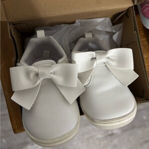 White bow Stride Rite 360 Shoes with Velcro straps